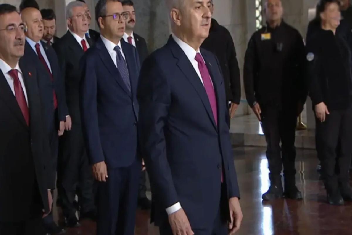 Anıtkabir’de 23 Nisan töreni! Devlet erkanı Atatürk’ün mozolesine çelenk bıraktı