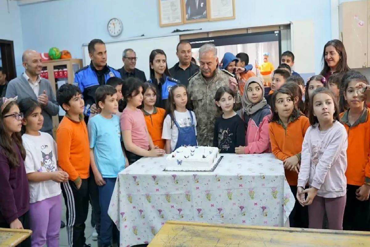 Emniyet Müdürü’nden Öğrenciye Sürpriz Doğum Günü