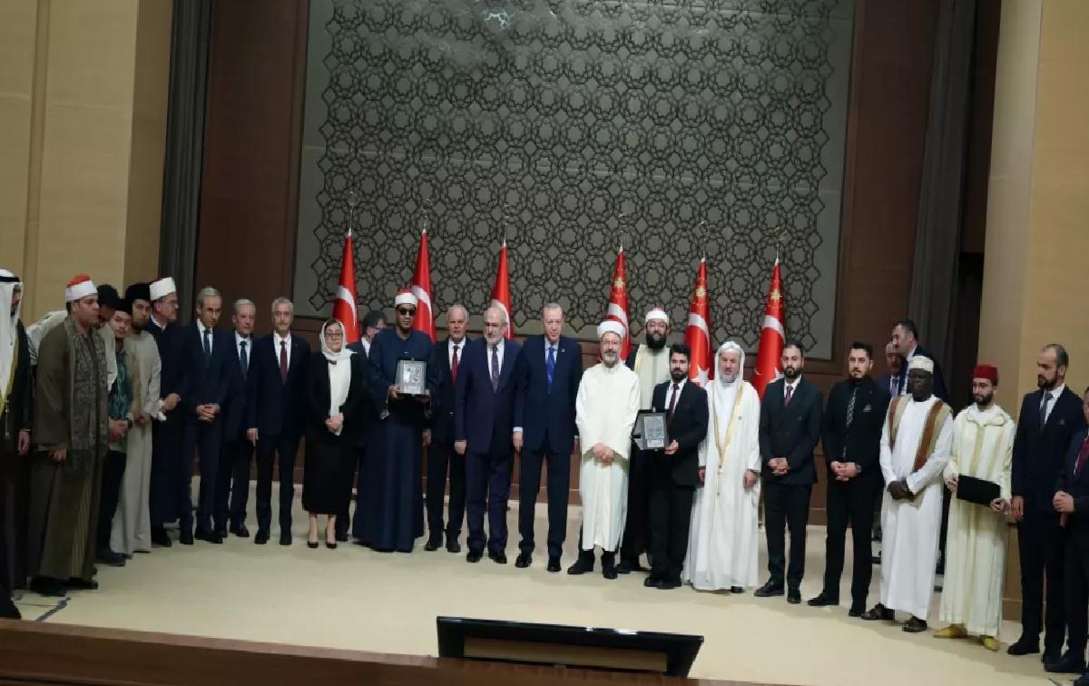 Erdoğan: ‘Birliğimizi, dayanışmamızı, kardeşliğimizi yüceltmek mecburiyetindeyiz’