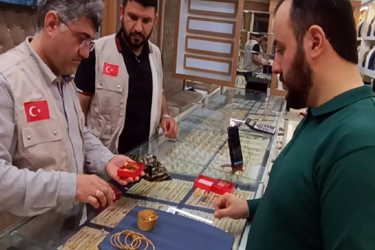 Kendisine mehir olarak takılan altınları Gazze’ye bağışladı