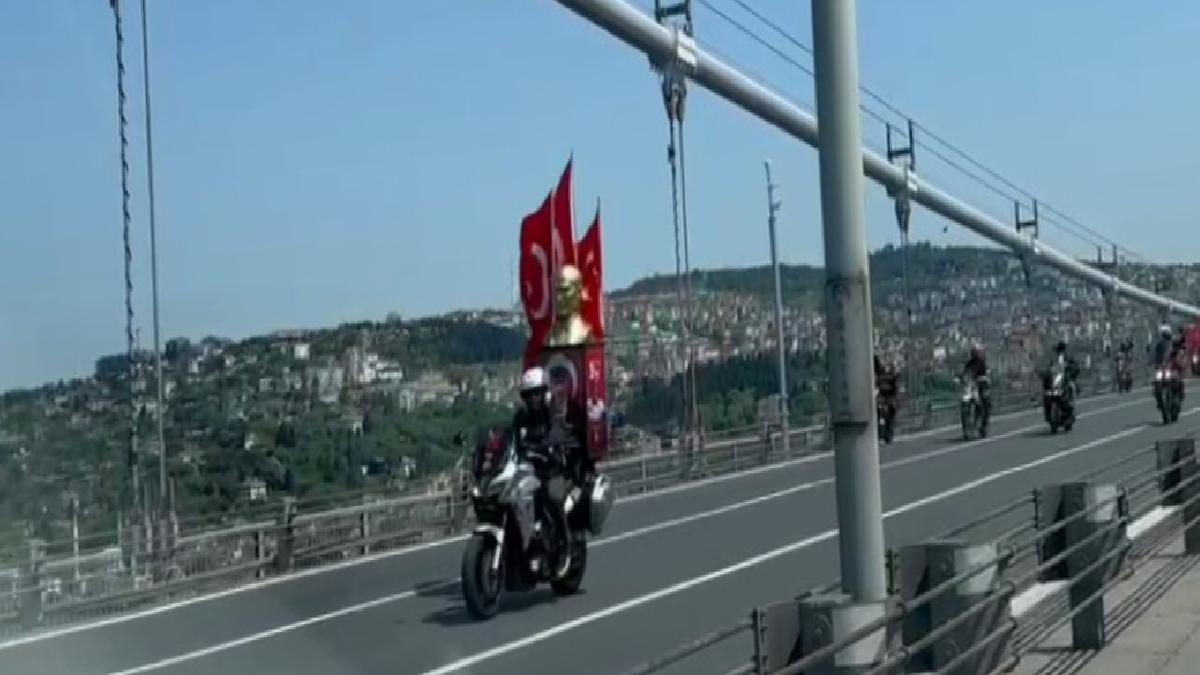 15 Temmuz Şehitler Köprüsü’nde Atatürk heykeliyle motosiklet korteji