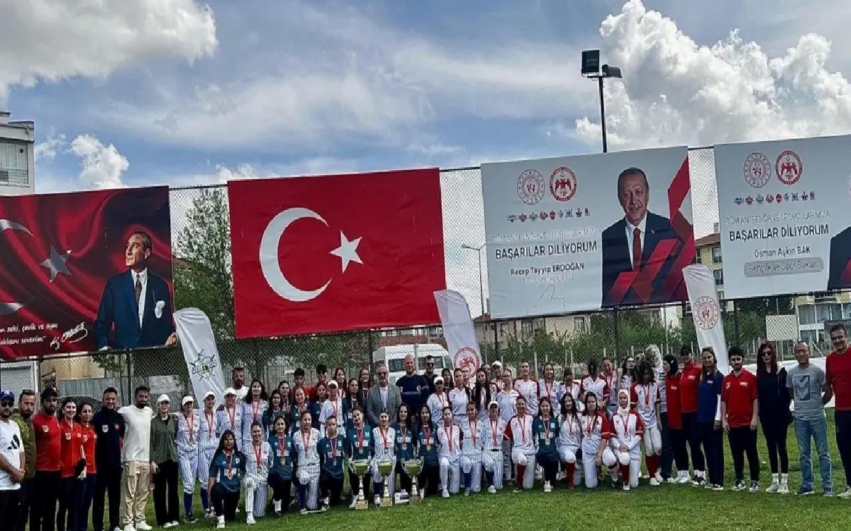 18 Yaş Altı Softbol Şampiyonası Tamamlandı