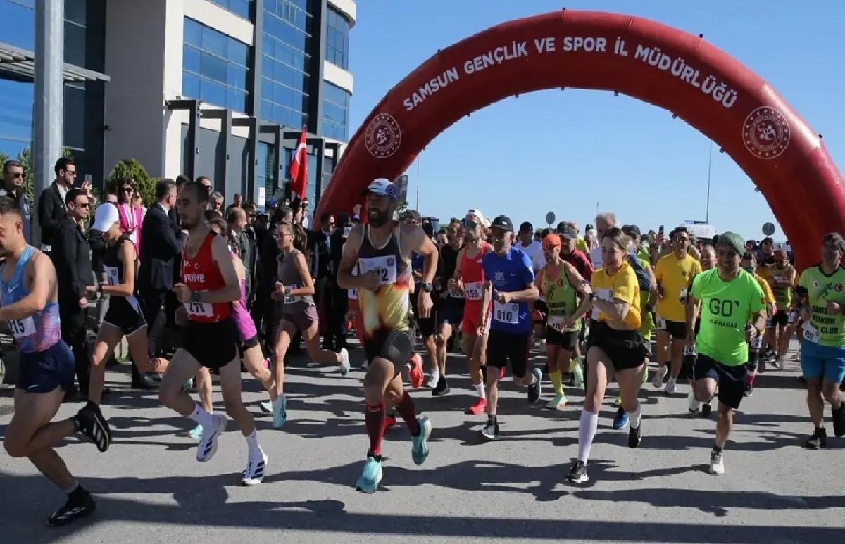 19 Mayıs Yarı Maratonu coşkuyla yapıldı