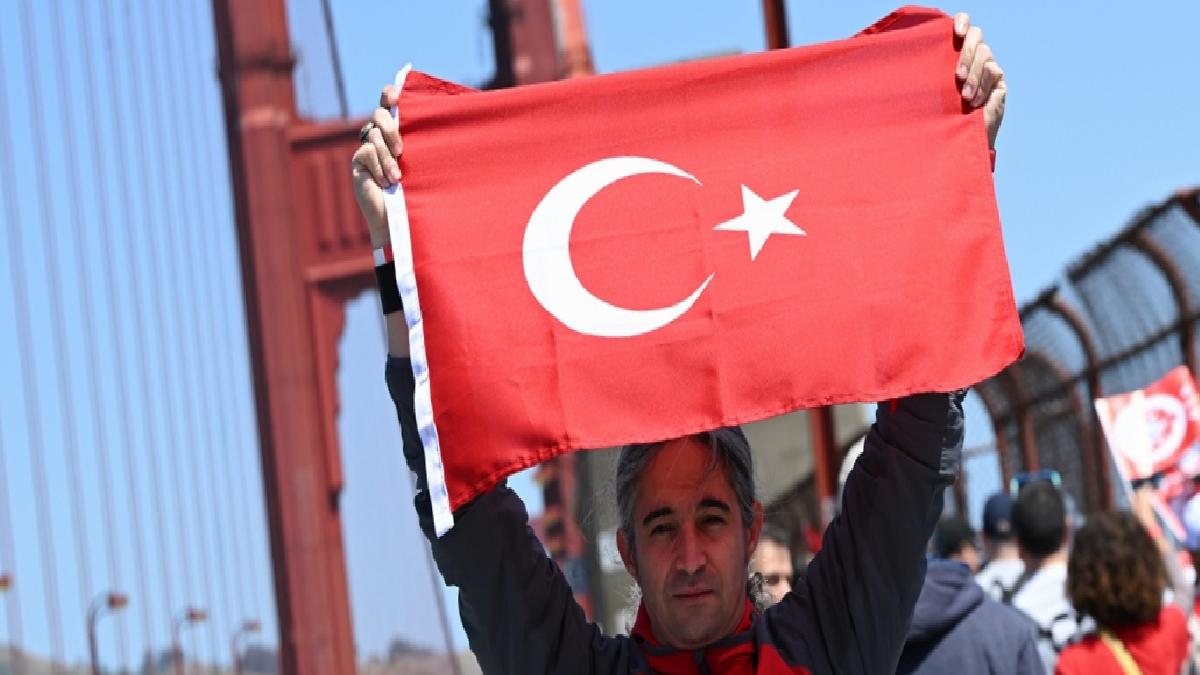 ABD, San Francisco Golden Gate Köprüsü’nde 19 Mayıs coşkusu