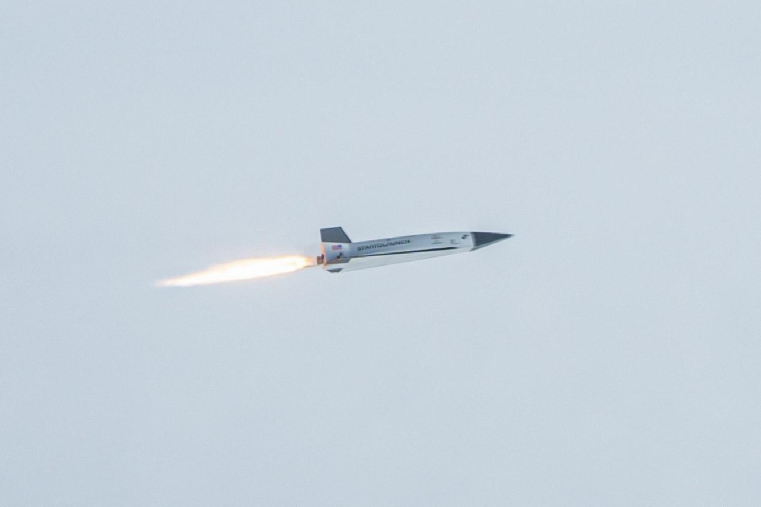ABD’nin Mach 5 sürate ulaşan Talon-A aracı, dünyanın en büyük uçağından fırlatıldı