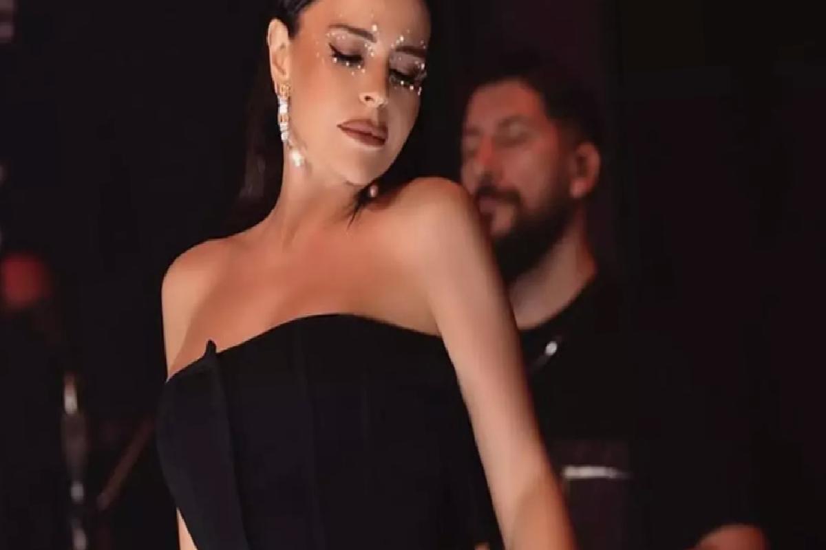 Ablasının vefatıyla sarsılan Simge Sağın, sahnede güç anlar yaşadı