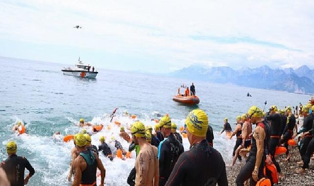 Açık su yüzme yarışlarının startını Lider Muhittin Böcek verdi