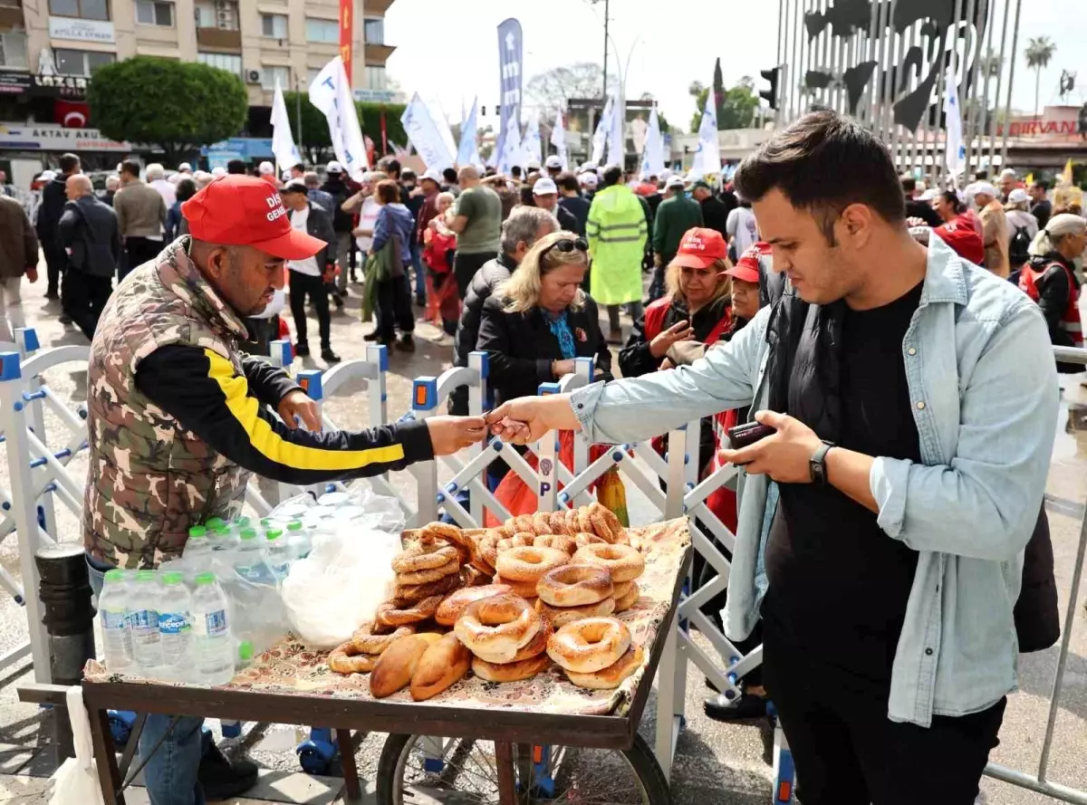 Adana’da 1 Mayıs Kutlaması ve Simitçiler