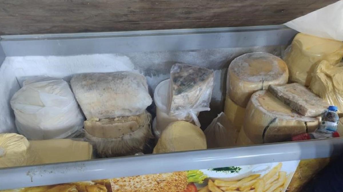 Adana’da fuarda satılan 240 kilo bozuk besin imha edildi