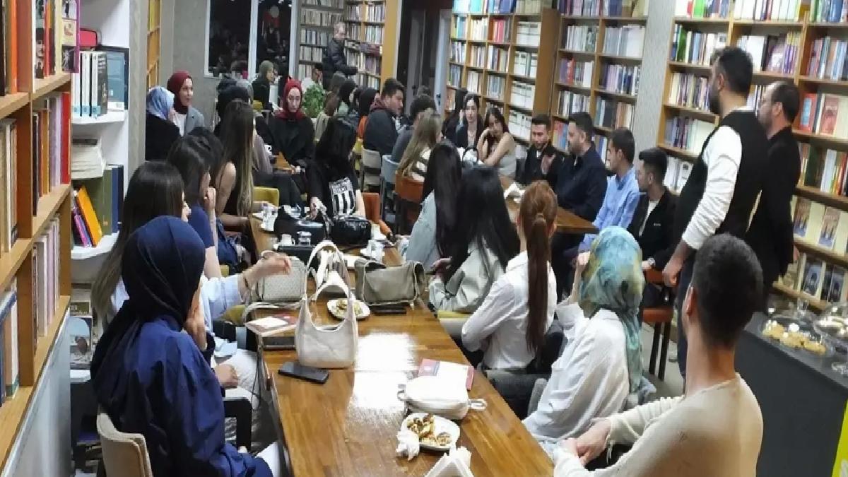 AK Parti’den Gençlere Kitap Analiz Programı