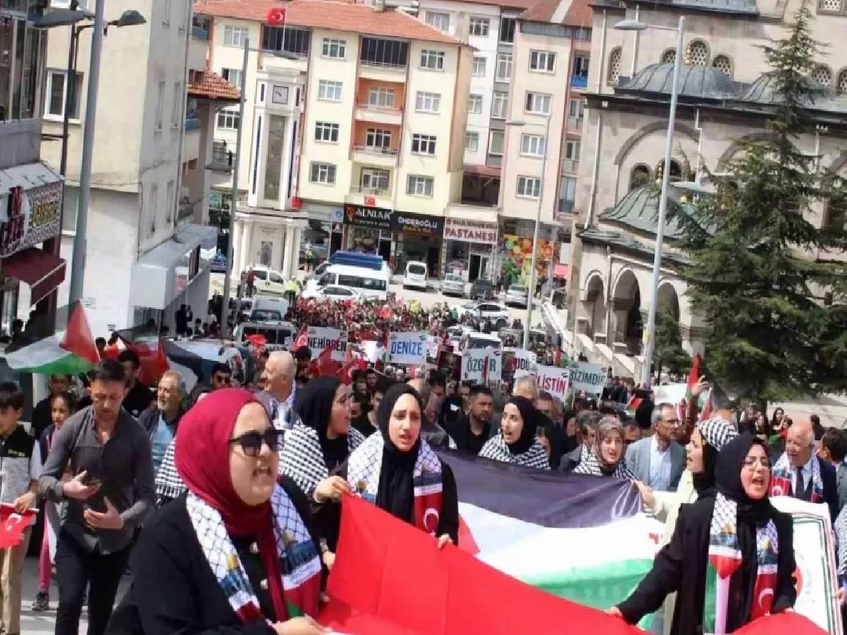Akdağmadeni’nde Filistin’e dayanak yürüyüşü düzenlendi