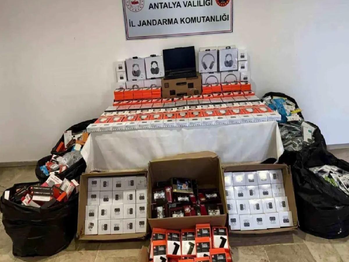 Aksu’da Kaçak Telefon Aksesuarlarına Baskın