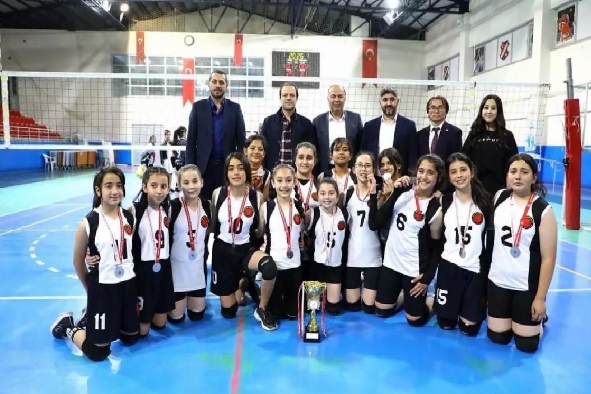 Alaca Belediyespor Küçükler Voleybol Turnuvası’nda İkinciliği Elde Etti