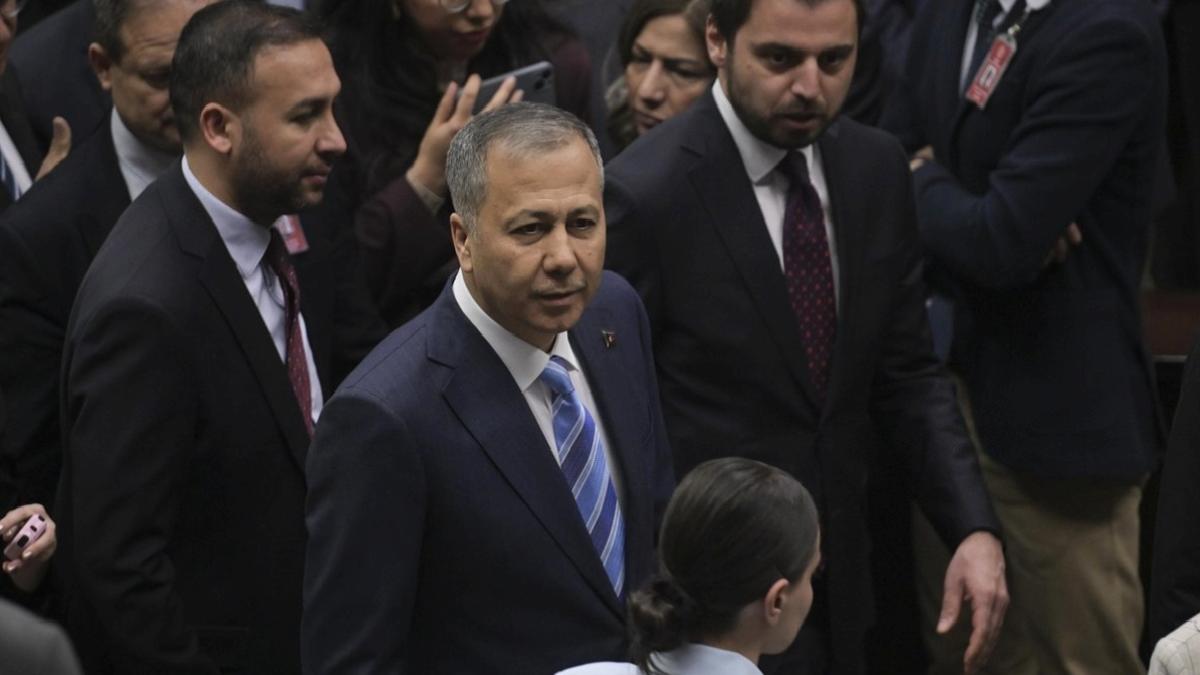 Ali Yerlikaya:  79 vilayette 127 açık hava toplantısı için müsaade verildi