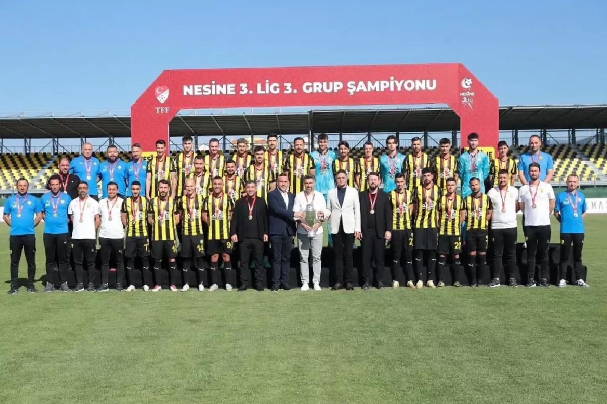 Aliağa FK Namağlup Şampiyonluğunu İlan Edip Kupasını Kaldırdı