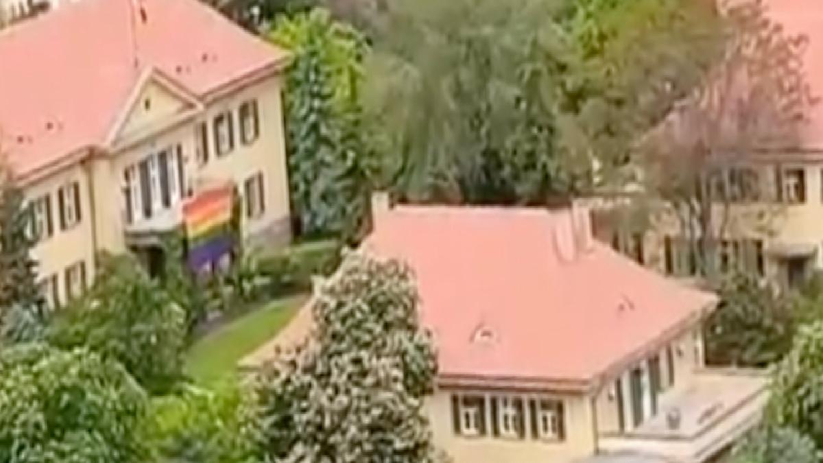 Almanya’nın Ankara Büyükelçiliği’nde LGBT flaması