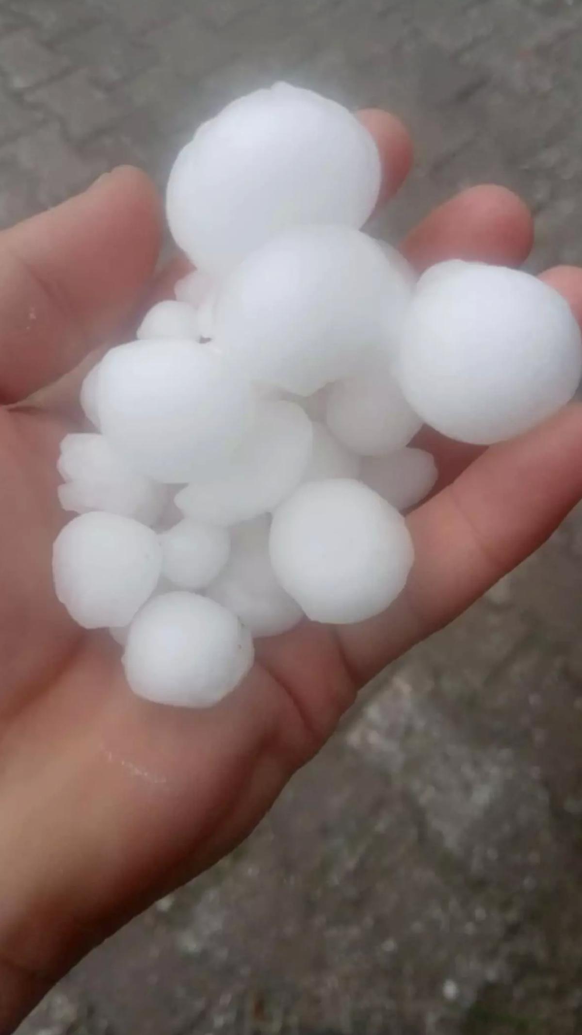 Almus’ta Dolu Yağışı Hayatı Olumsuz Etkiledi