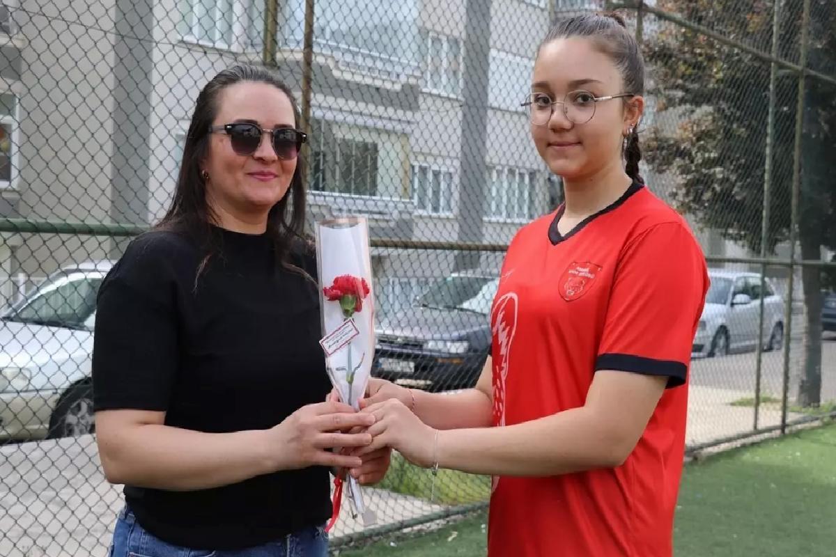 Amasis Bayan Futbol Grubu’ndan Anneler Günü Sürprizi