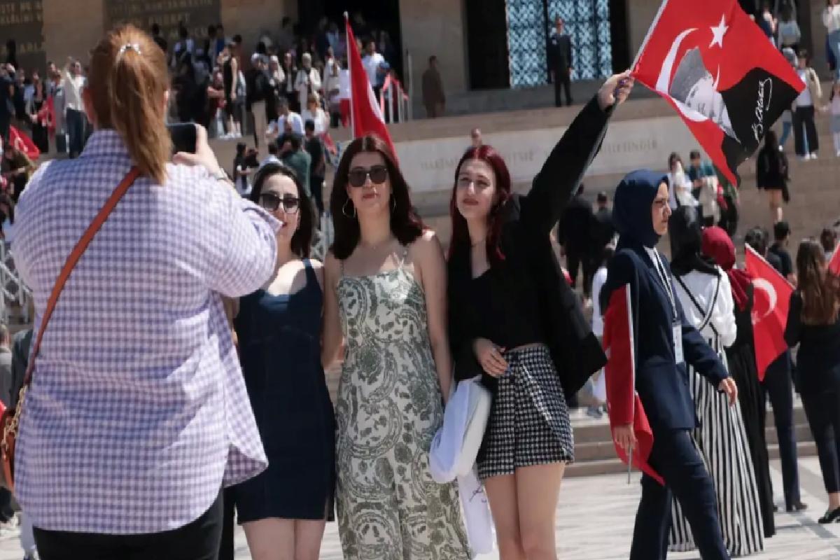 Anıtkabir’e binlerce ziyaretçi