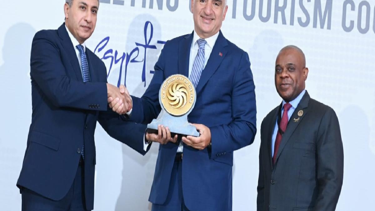 Antalya, D8 ‘Yılın Turizm Kenti Ödülü’nü aldı