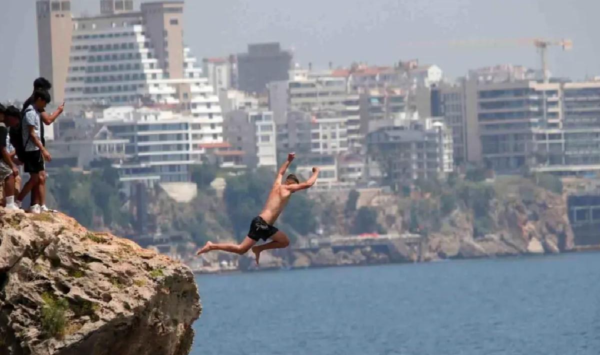 Antalya’da Falezlerden Tehlikeli Atlayışlar