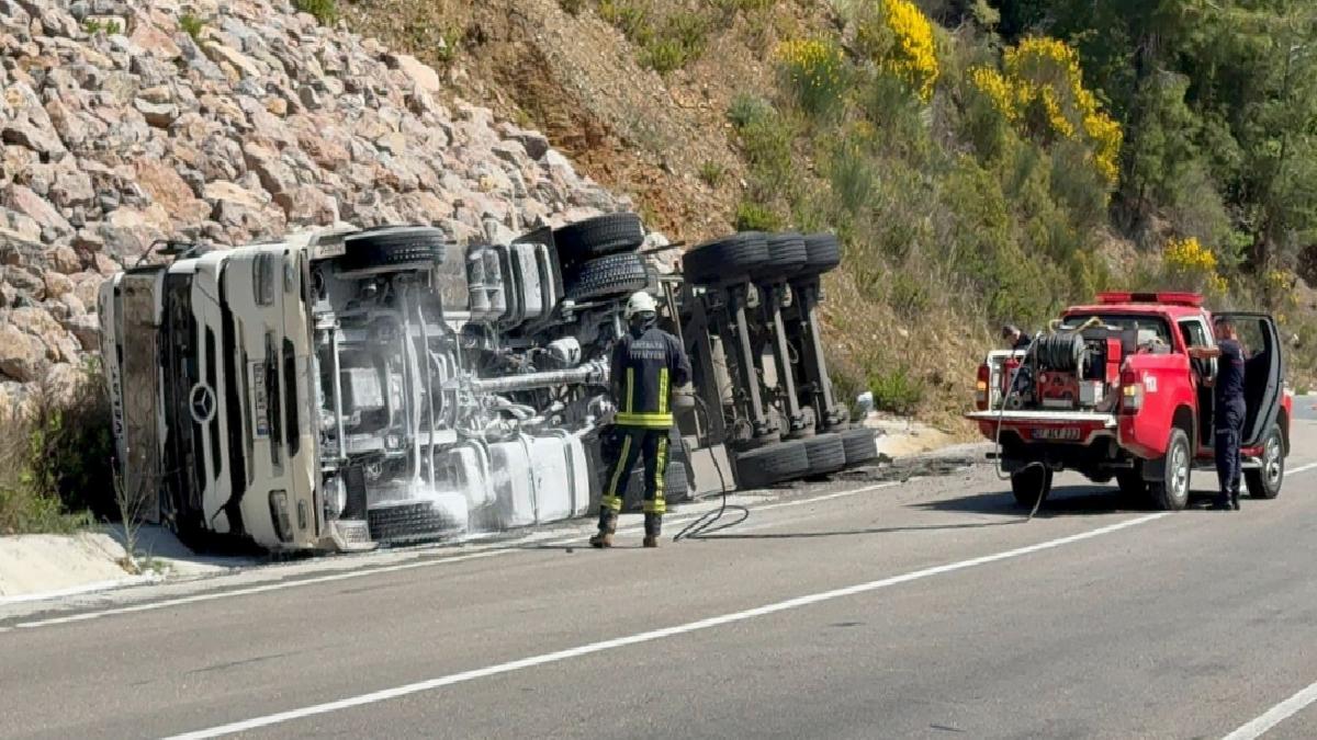 Antalya’da zift yüklü tankeri taşıyan tır devrildi