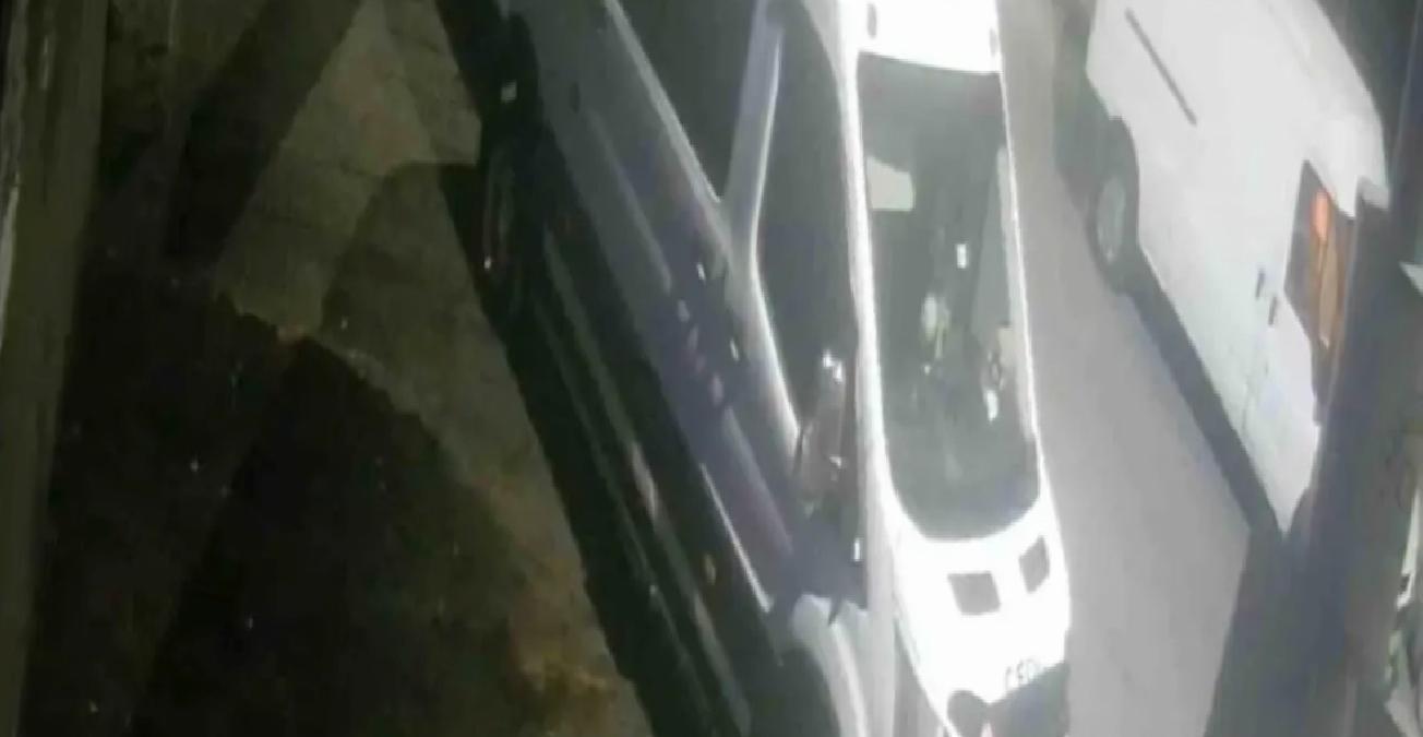 Arnavutköy’de Hırsızlar Servis Minibüsünü Soydu