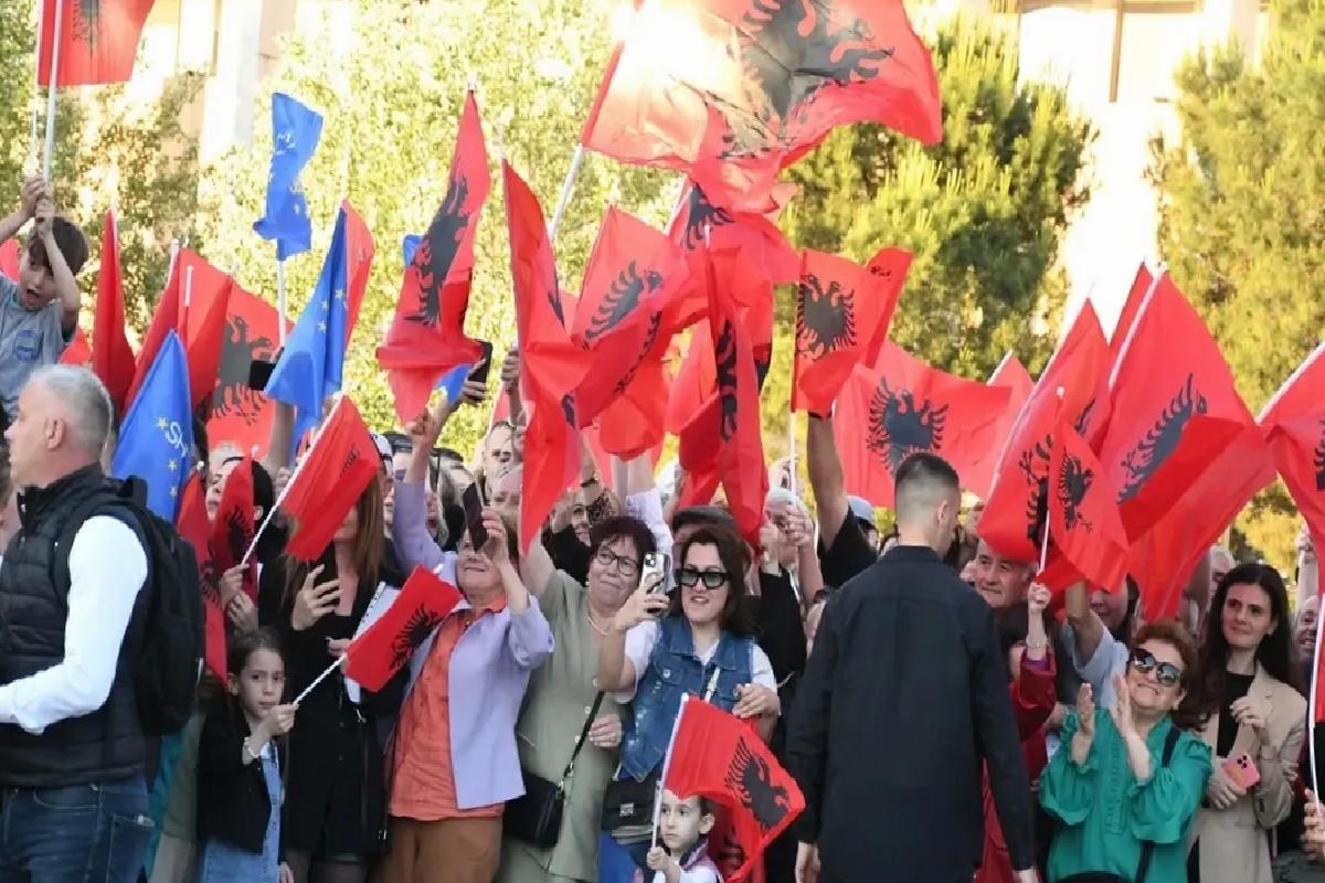 Arnavutluk’ta AB Üyelik Maksadı