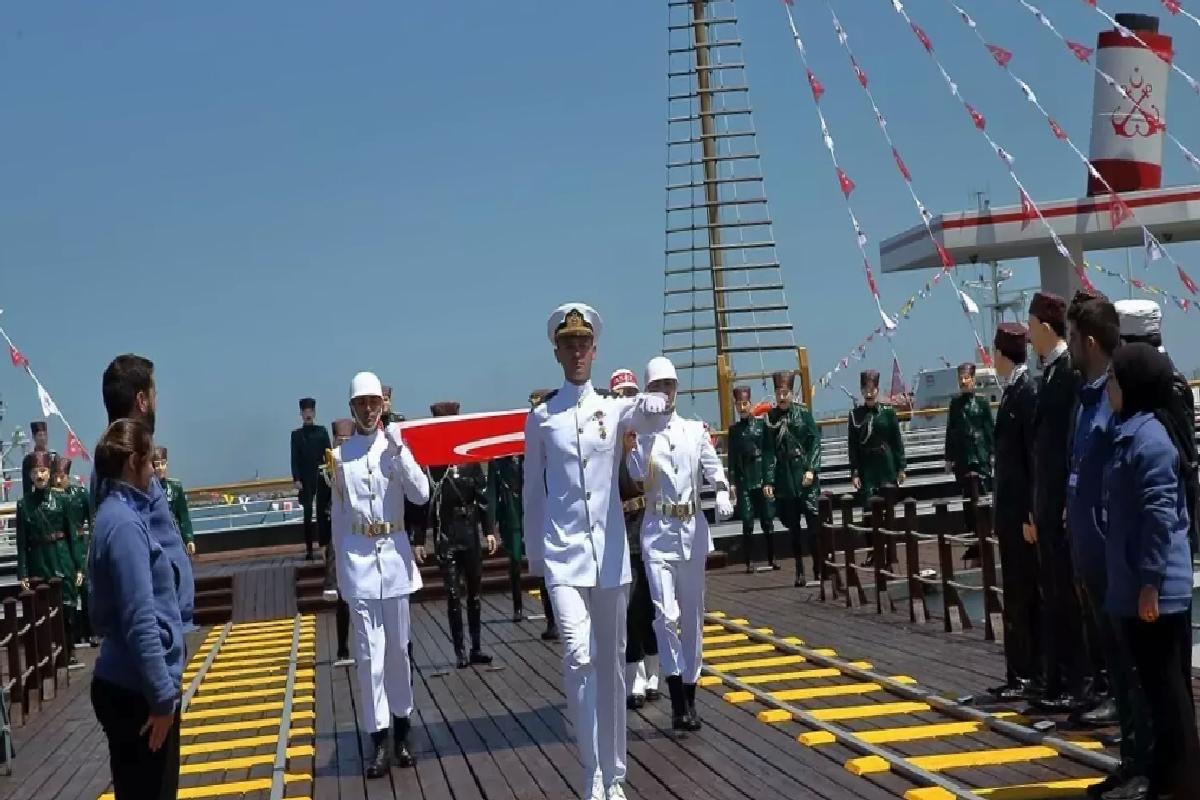 Atatürk’ü temsil eden bayrak Samsun’da karaya çıkarıldı (1)