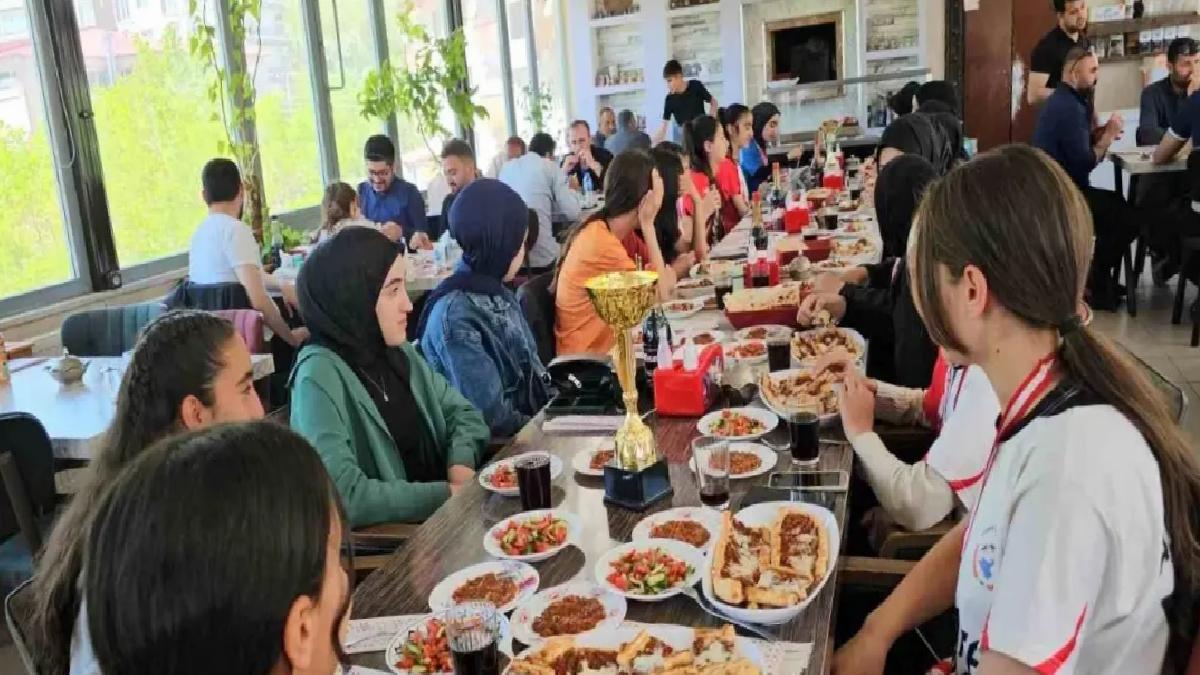 Aydınlar Okulları Kız Voleybol Turnuvasında Büyük Muvaffakiyet Elde Etti