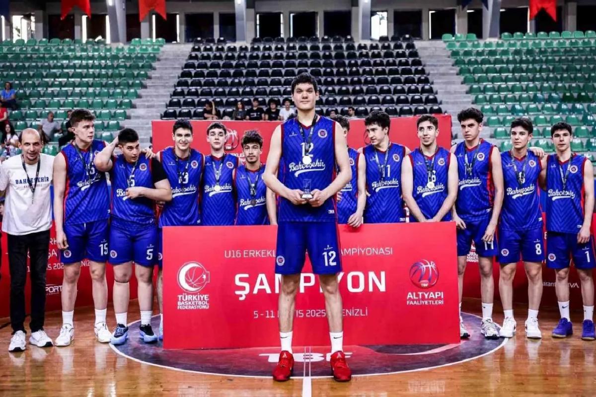 Bahçeşehir Koleji U16 Türkiye Şampiyonu
