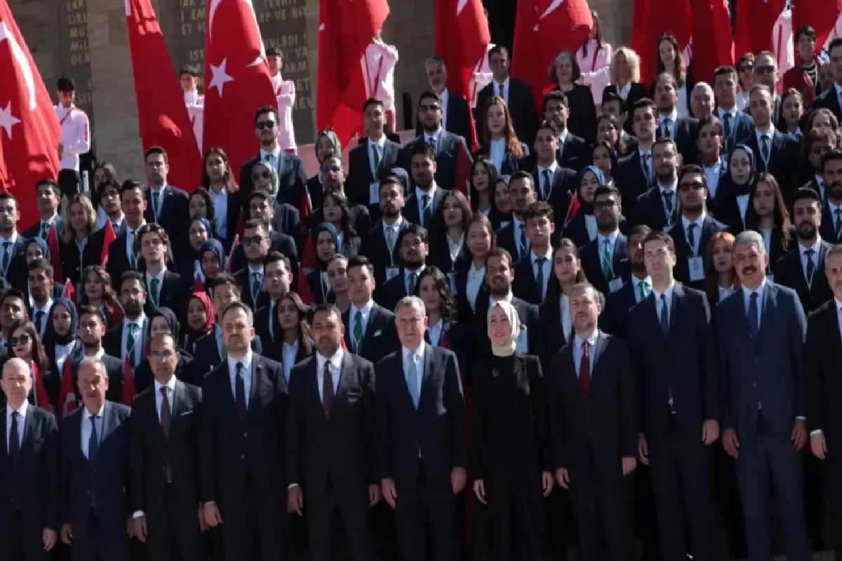 Bakan Bak, Gençler ve Atletlerle Anıtkabir’i Ziyaret Etti