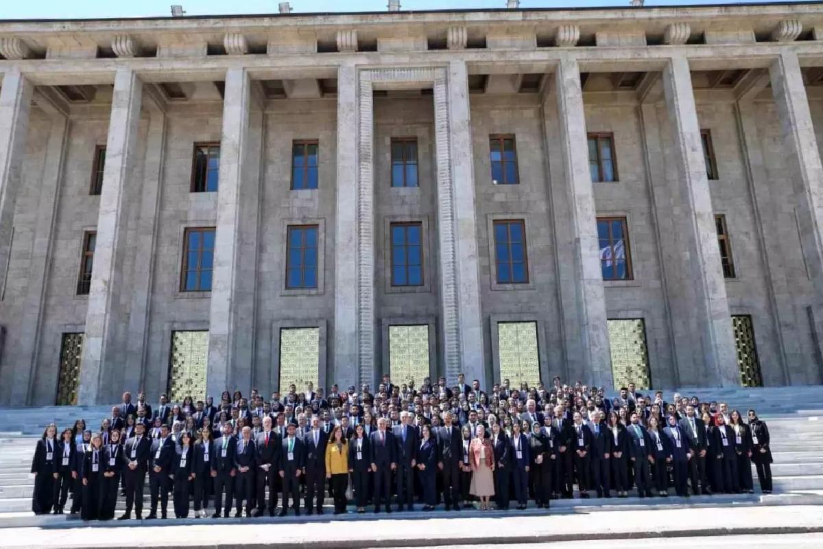 Bakan Bak, Gençlerle TBMM’yi Ziyaret Etti