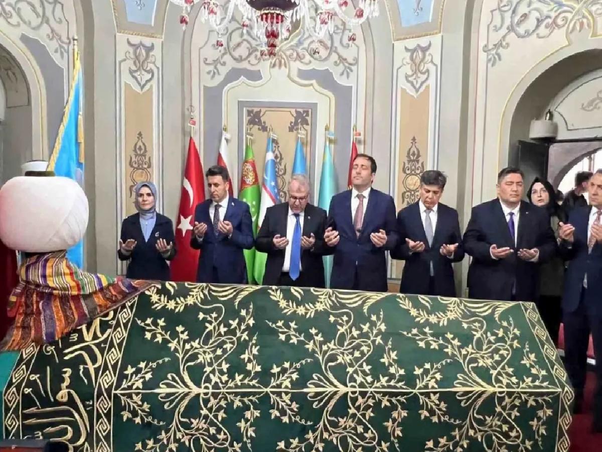 Bakan Göktaş, Ertuğrul Gazi Türbesi’ni ziyaret etti