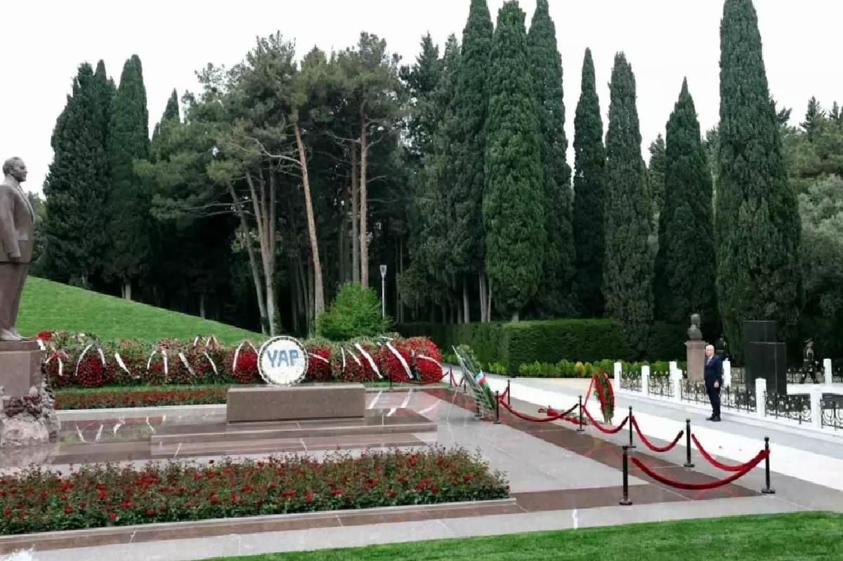 Bakan Güler, Bakü’de Haydar Aliyev’in mezarı ve Türk Şehitliği’ni ziyaret etti