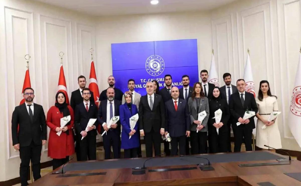Bakan Işıkhan Eczacılarla Bir Ortaya Geldi