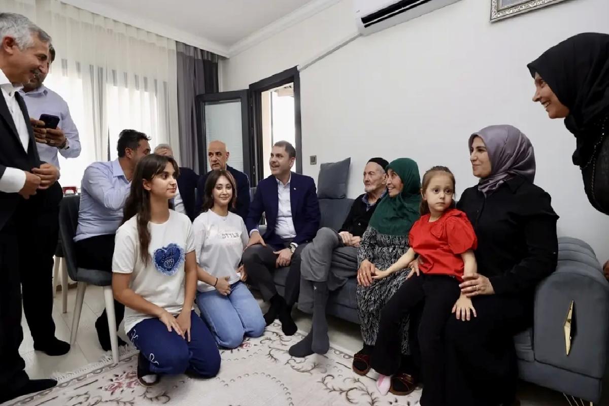 Bakan Kurum, Depremzede Aileyi Ziyaret Etti