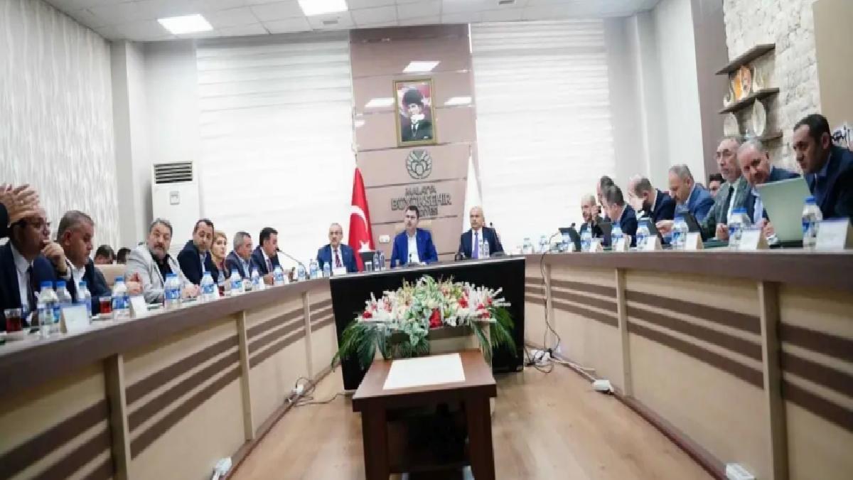 Bakan Kurum: Özgür Bey etrafına baksın yapılanları uygun görür