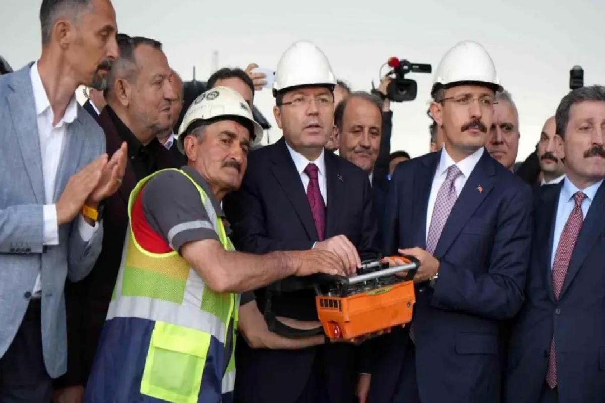 Bakan Tunç: “Yapay zekayla işimizi daha da kolaylaştıracak projeleri önümüzdeki günlerde milletimizle paylaşacağız”