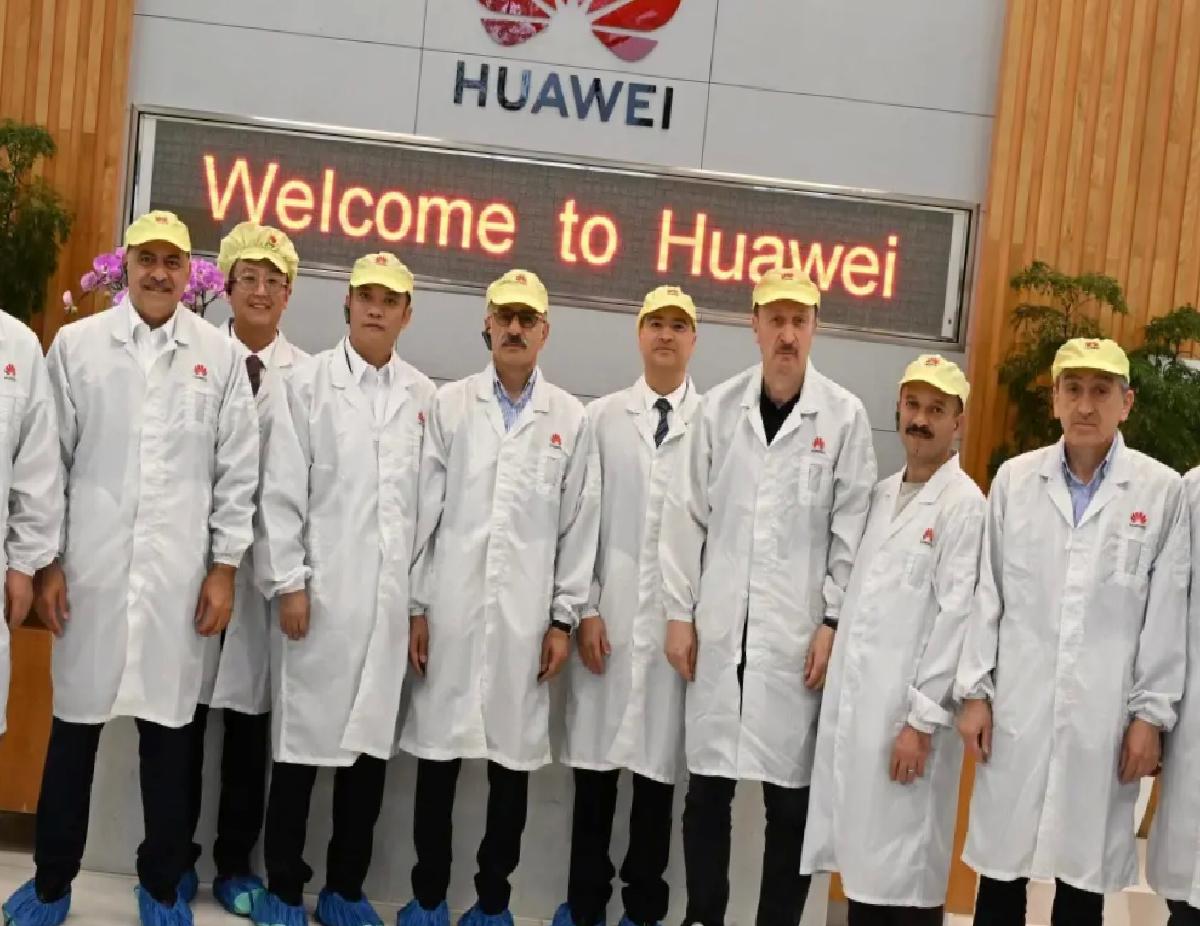 Bakan Uraloğlu Huawei’in 5G Tesisini Ziyaret Etti