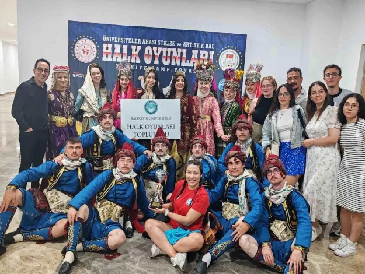 Balıkesir Üniversitesi’nden Zeybekler Kategorisinde İkincilik