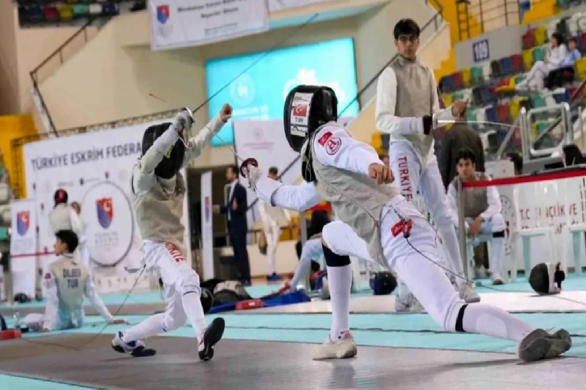 Balıkesir’de sportmenler eskrimde şampiyonluk için yarışıyor