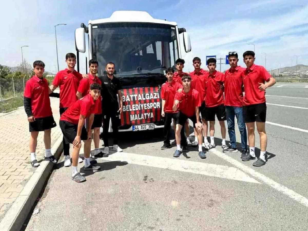 Battalgazi Belediyespor Voleybol Kadrosu, Türkiye Yarı Finalleri’nde Muvaffakiyete Koşuyor