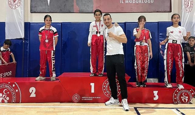 Belediye kick boks atletlerinden büyük muvaffakiyet