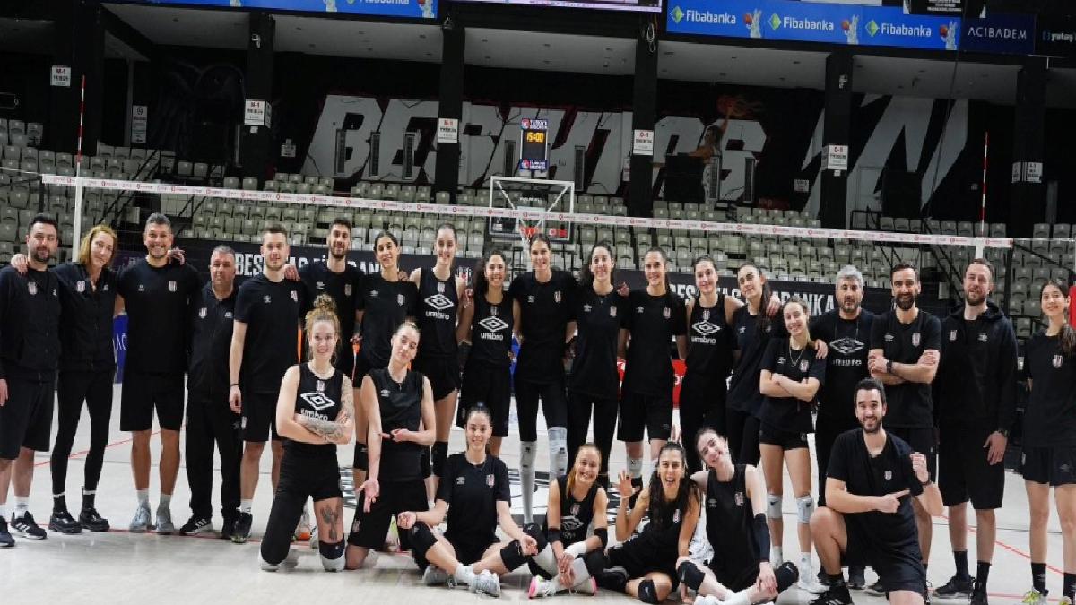 Beşiktaş Bayan Voleybol Ekibi, başantrenör Recep Vatansever ve 15 oyuncuyla vedalaştı