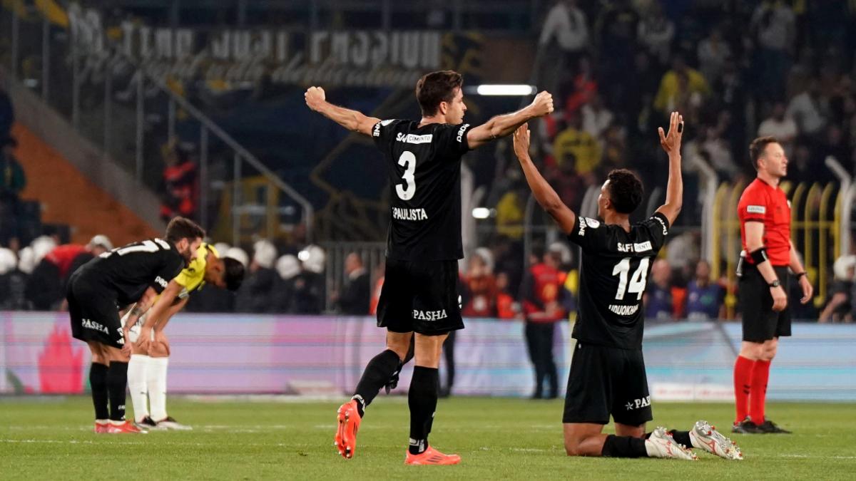 Beşiktaş, Fenerbahçe karşısında 20 yıl sonra birincisi başardı