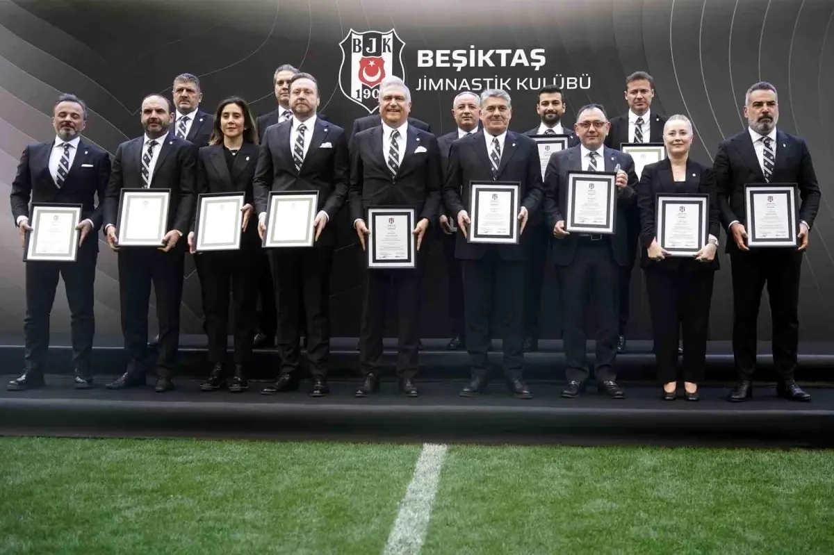 Beşiktaş’ta Lider Serdal Adalı ve idaresi, mazbatalarını aldı