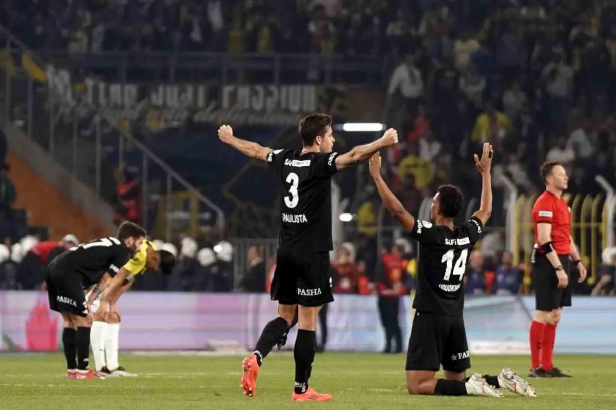 Beşiktaş’tan 20 Yıl Sonra İkili Zafer
