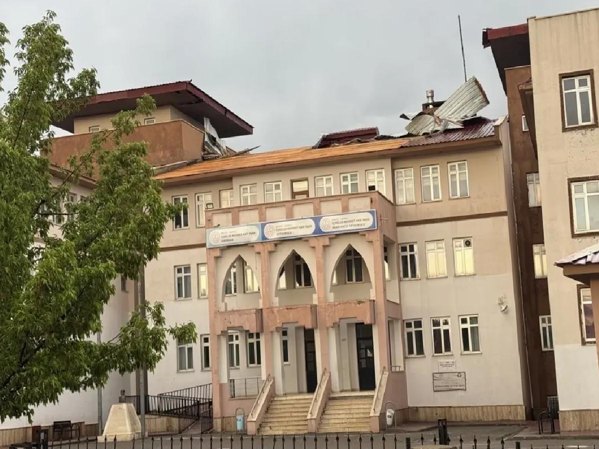 Bingöl’de Şiddetli Rüzgar Çatıları Uçurdu