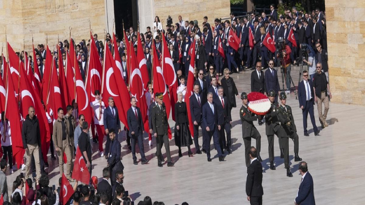 Birinci adımın ışığında 106’ncı yıl: 81 vilayetten gelen gençler Anıtkabir’e koşuyor